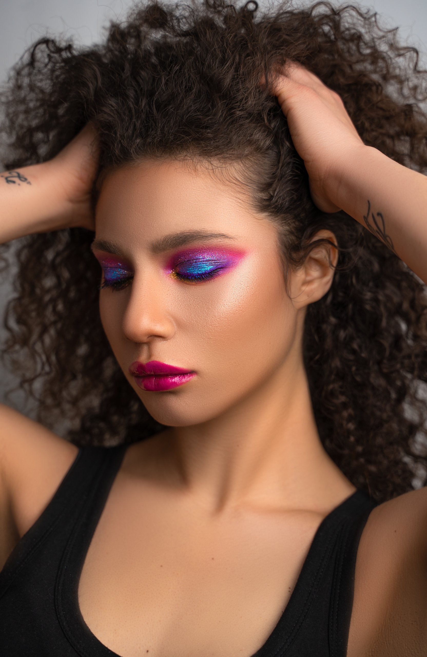 Trucco occhi dai toni fucsia e blu, ritratto beauty