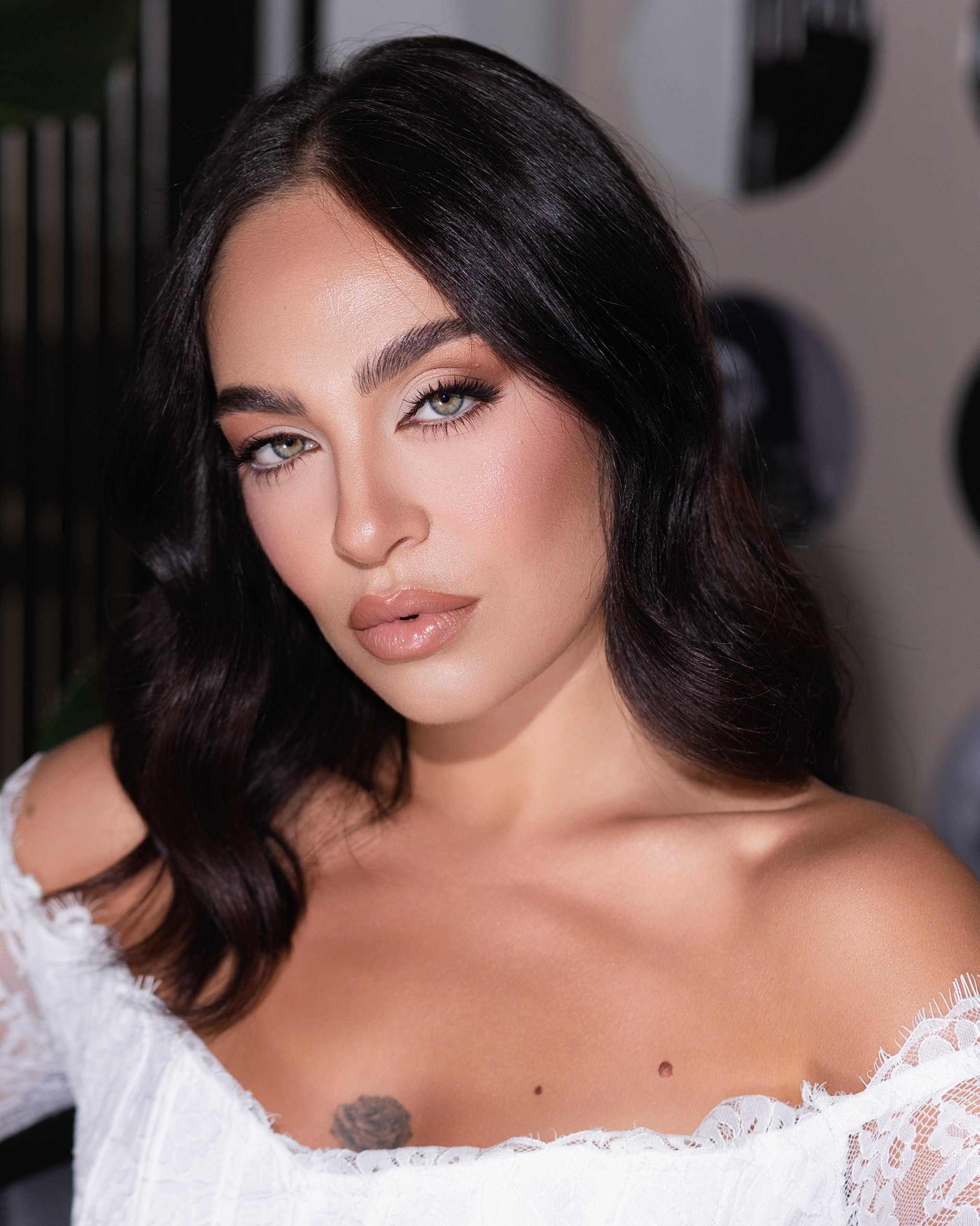 Trucco sposa dai toni naturali, ritratto ravvicinato