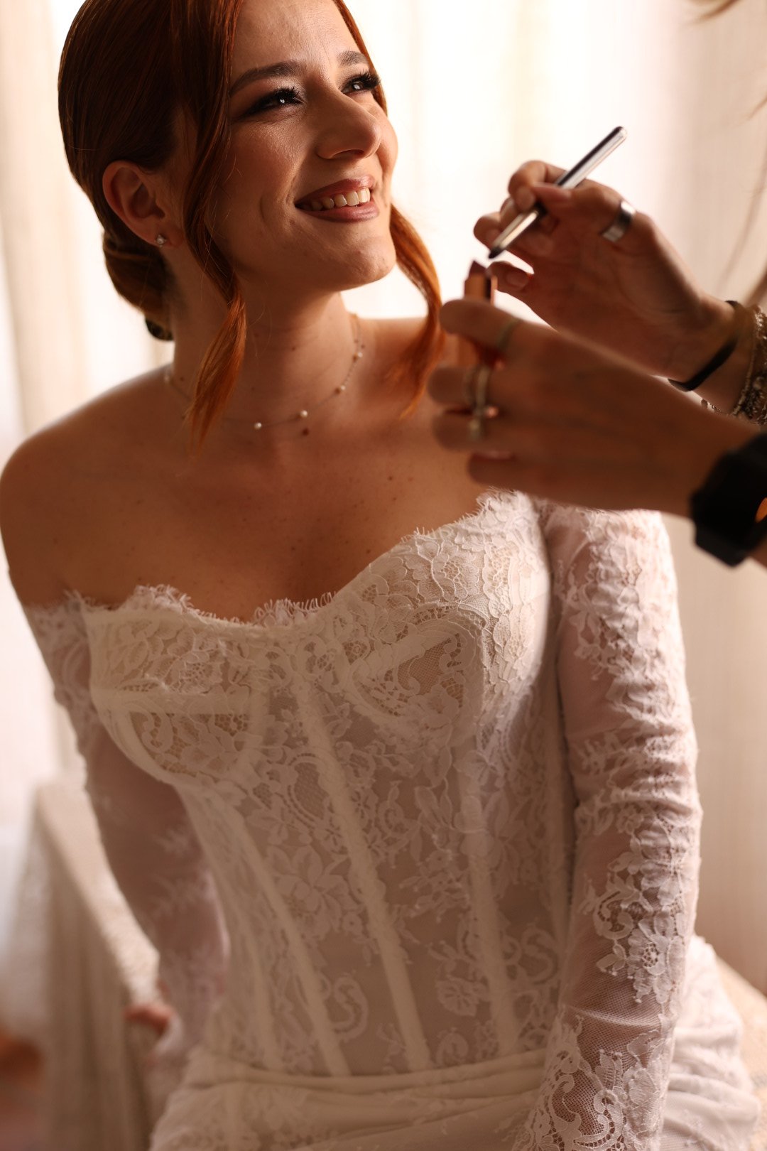 Trucco sposa in corso durante i preparativi