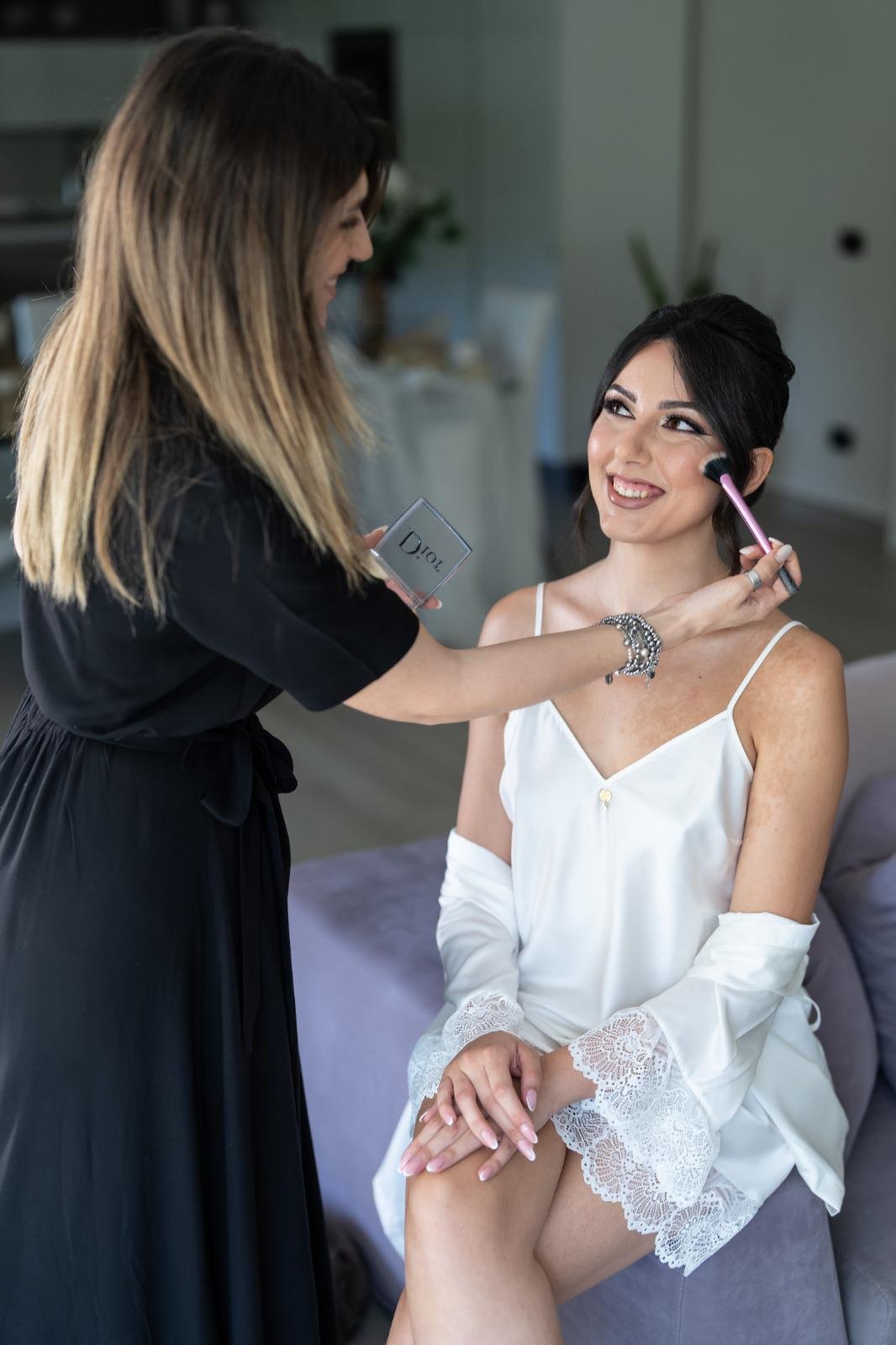 Ritocco del trucco a una sposa il giorno della cerimonia