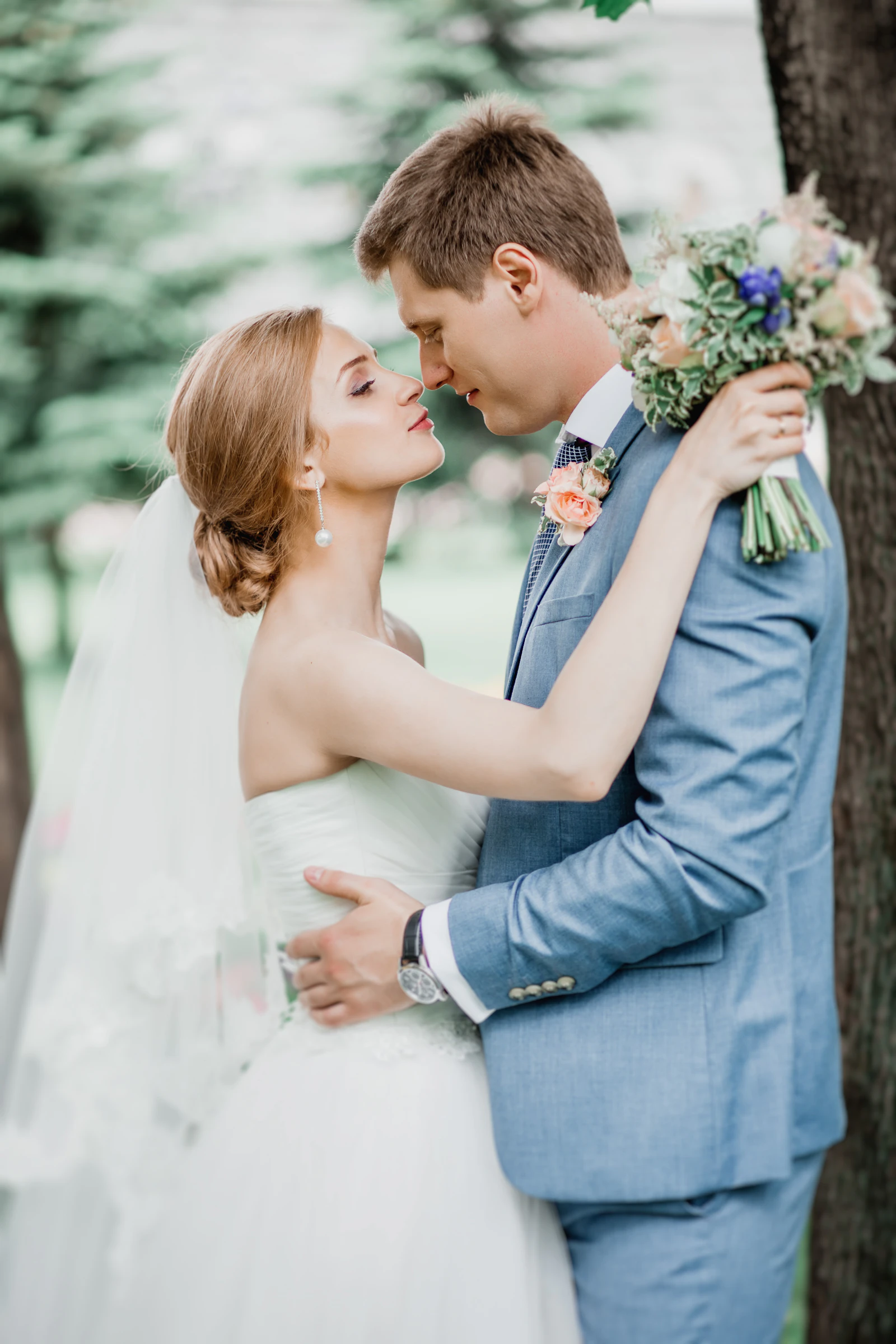 Dettaglio di un trucco sposa durante una cerimonia